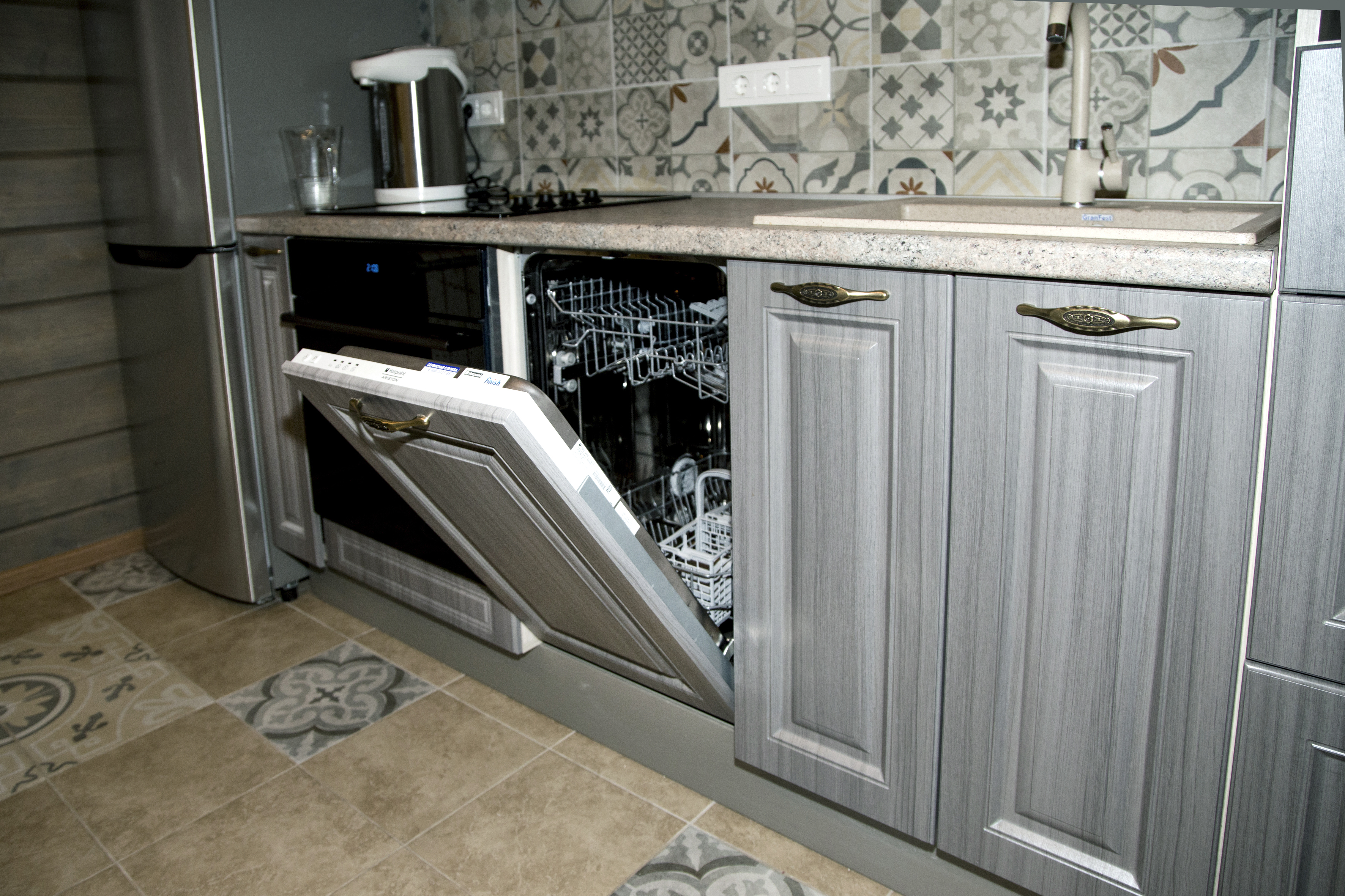 Кухня со встроенной посудомоечной машиной